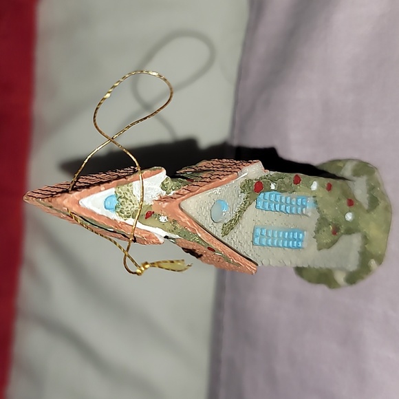 Miniature House Country Chapel inspired with Elongated Orament from Ganz Coll… - Picture 3 of 6